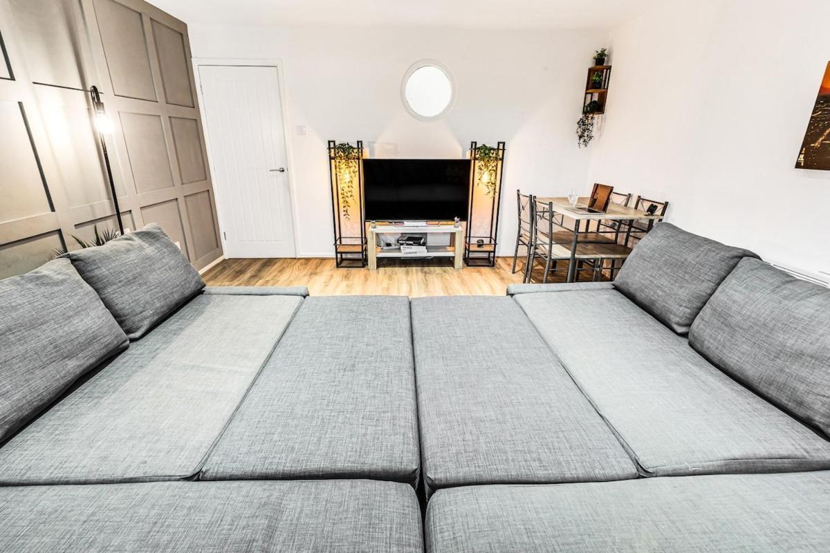 Stylish In Center With Free Parking Coventry