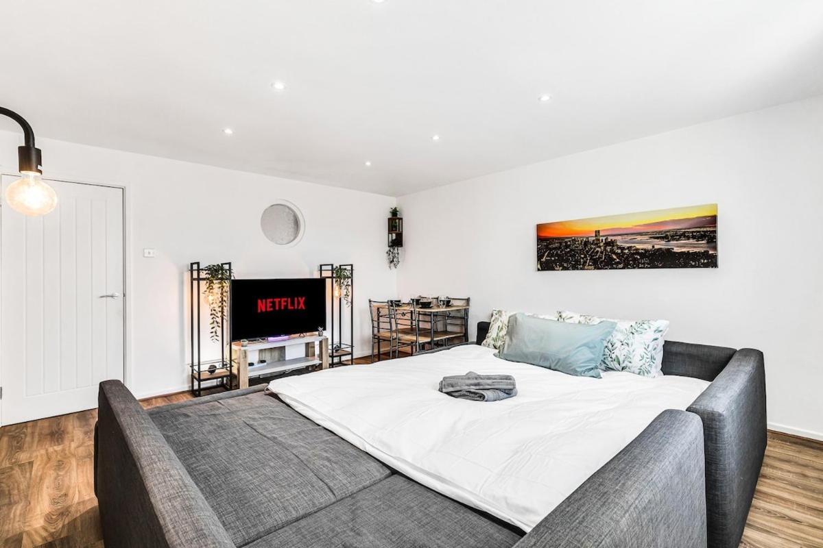 Stylish In Center With Free Parking * Coventry
