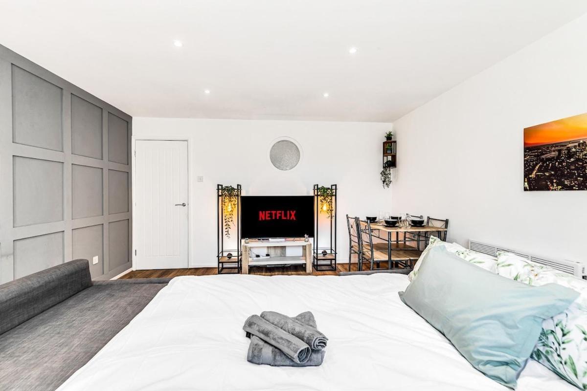 Stylish In Center With Free Parking Apartment