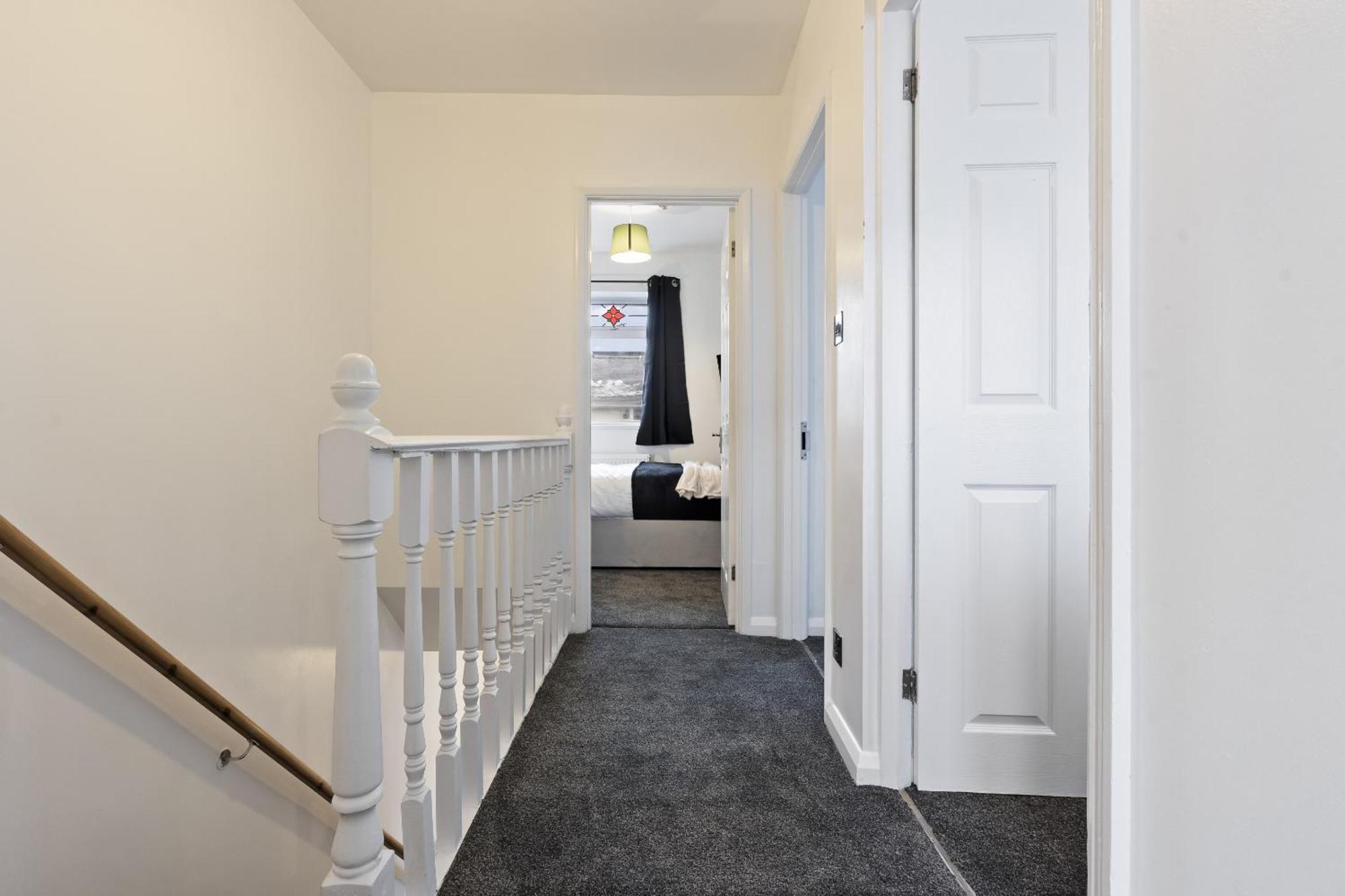 Luxury 4-bed - Centre With Free Parking & Garden Holiday home