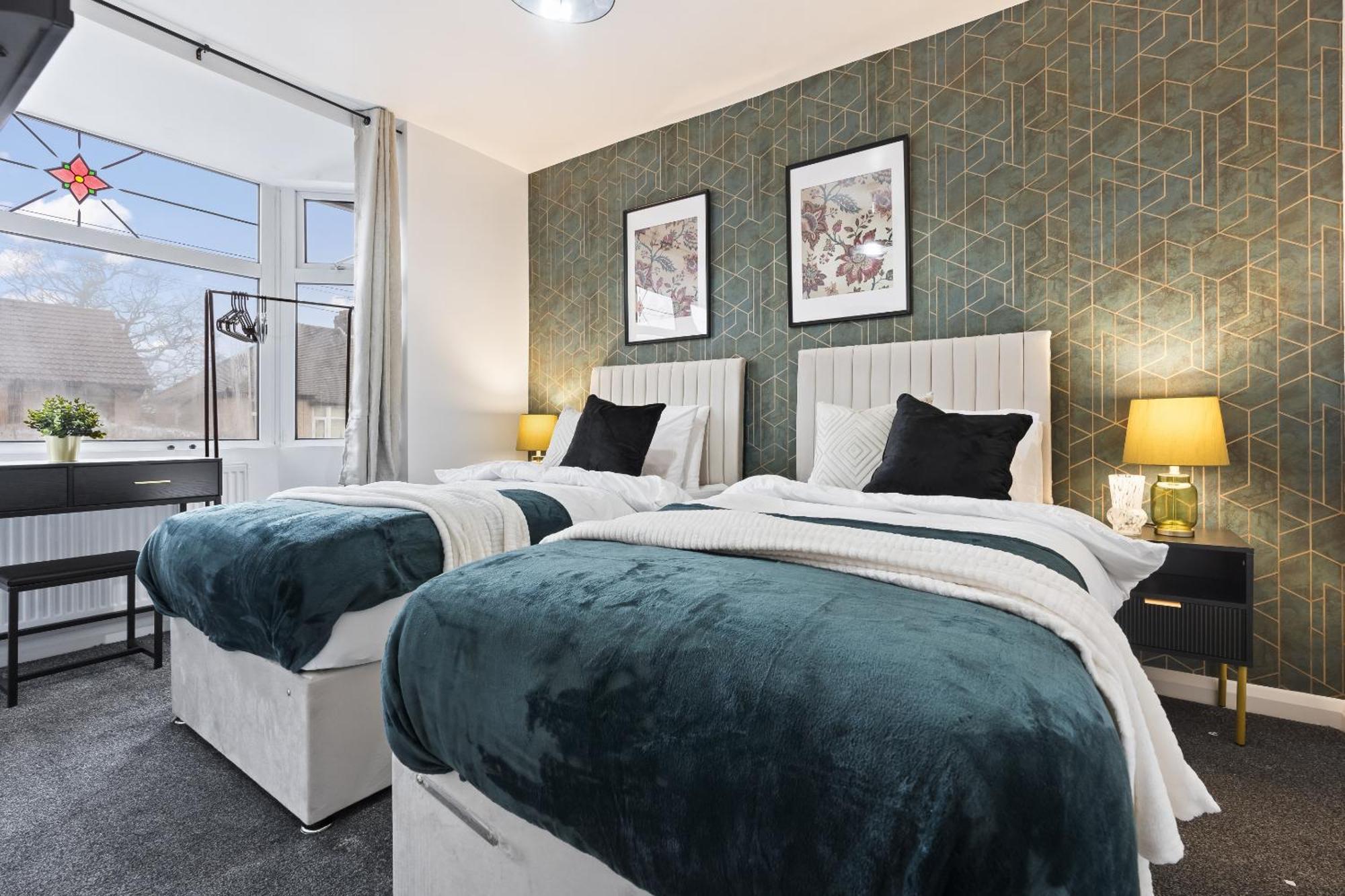 Luxury 4-bed - Centre With Free Parking & Garden