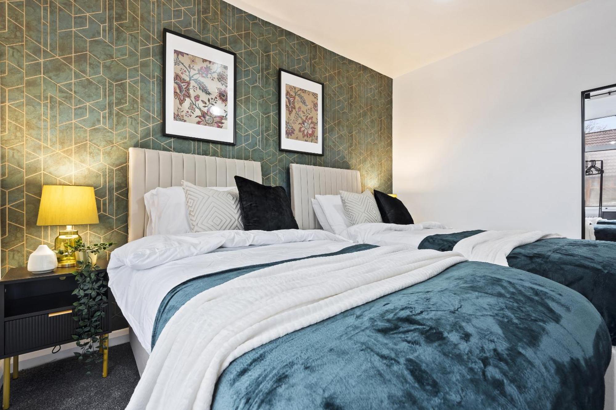 Holiday home Luxury 4-bed - Centre With Free Parking & Garden *