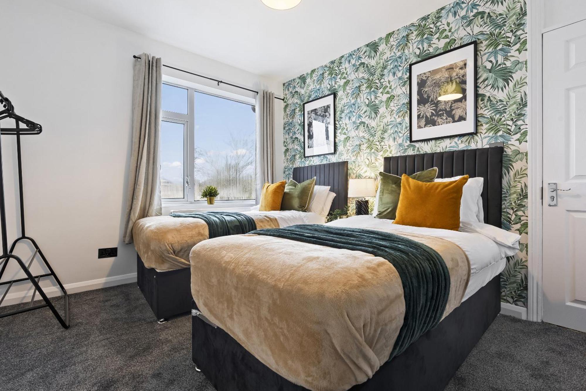 Luxury 4-bed - Centre With Free Parking & Garden *
