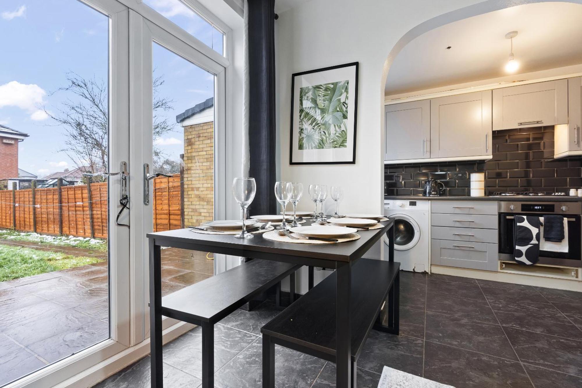 Luxury 4-bed - Centre With Free Parking & Garden Holiday home *