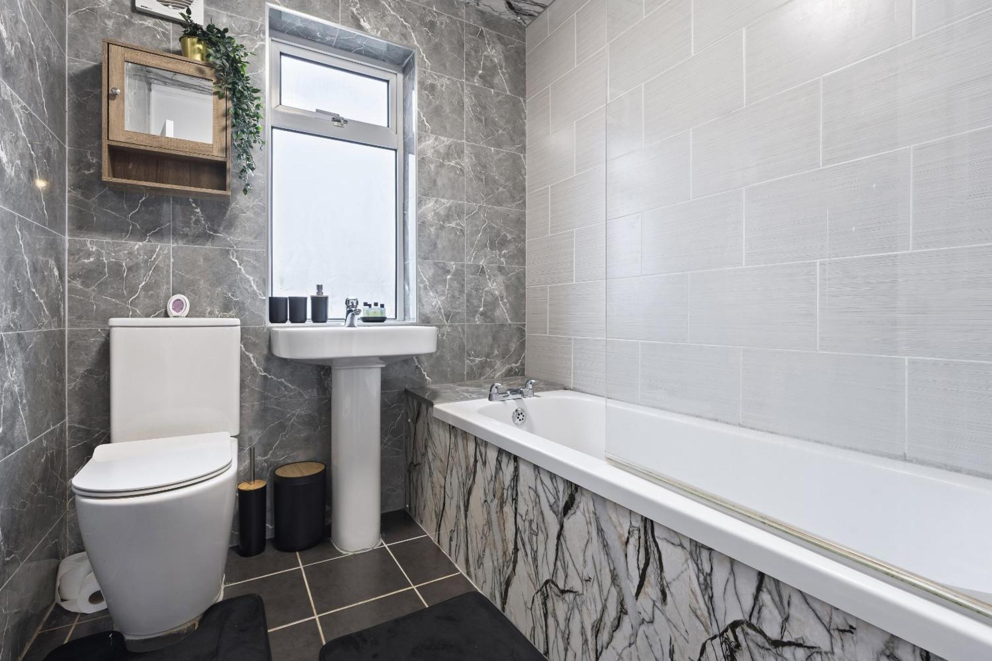 Luxury 4-bed - Centre With Free Parking & Garden Holiday home Coventry