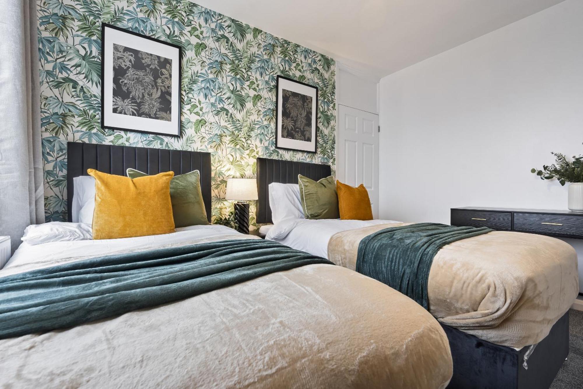 Holiday home Luxury 4-bed - Centre With Free Parking & Garden *