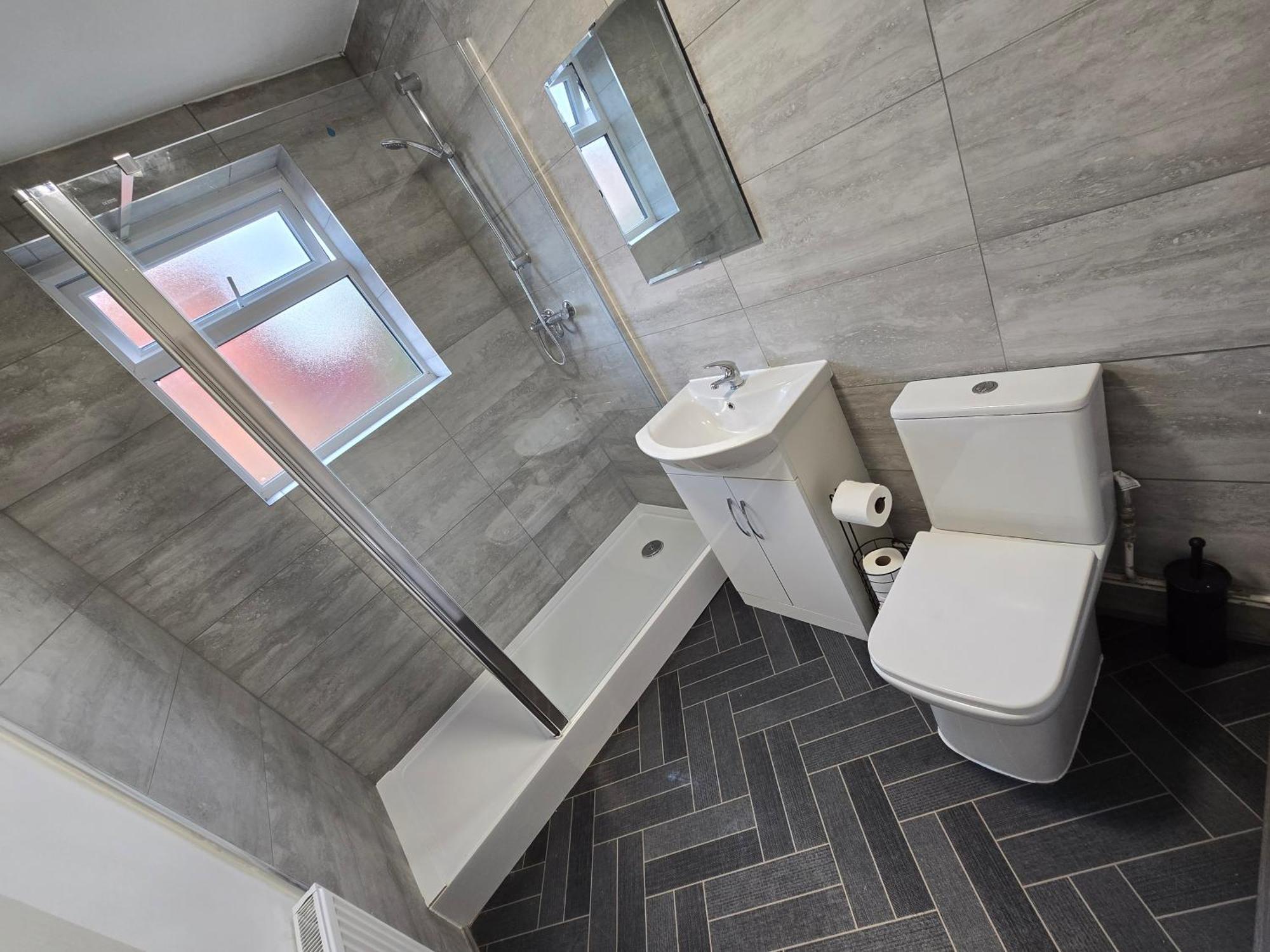 Contractors, Centre, 4 Double Rooms, 3 Showers-toilets, Sleeps 10, 4 Tvs * Coventry