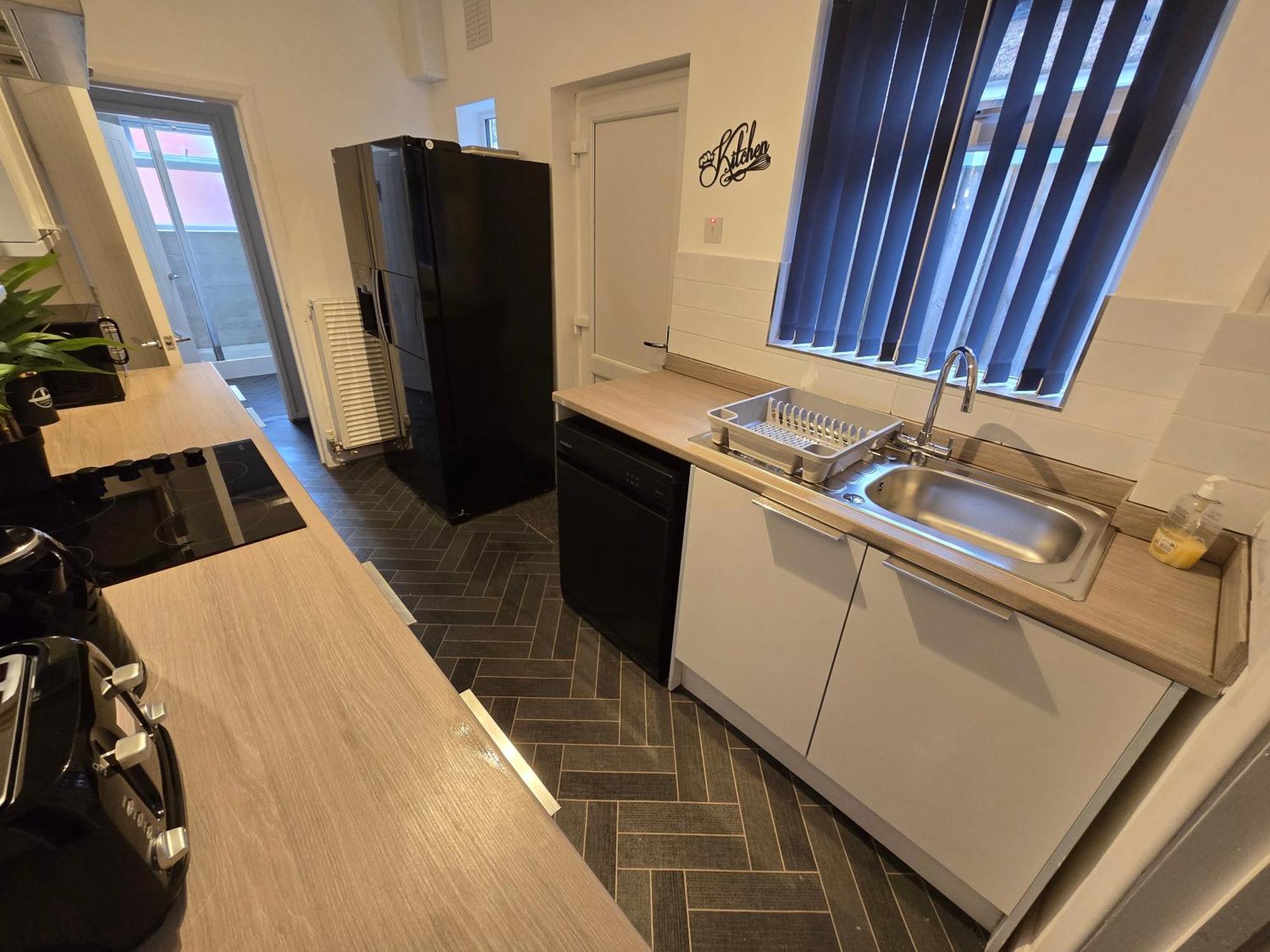 Contractors, Centre, 4 Double Rooms, 3 Showers-toilets, Sleeps 10, 4 Tvs Holiday home