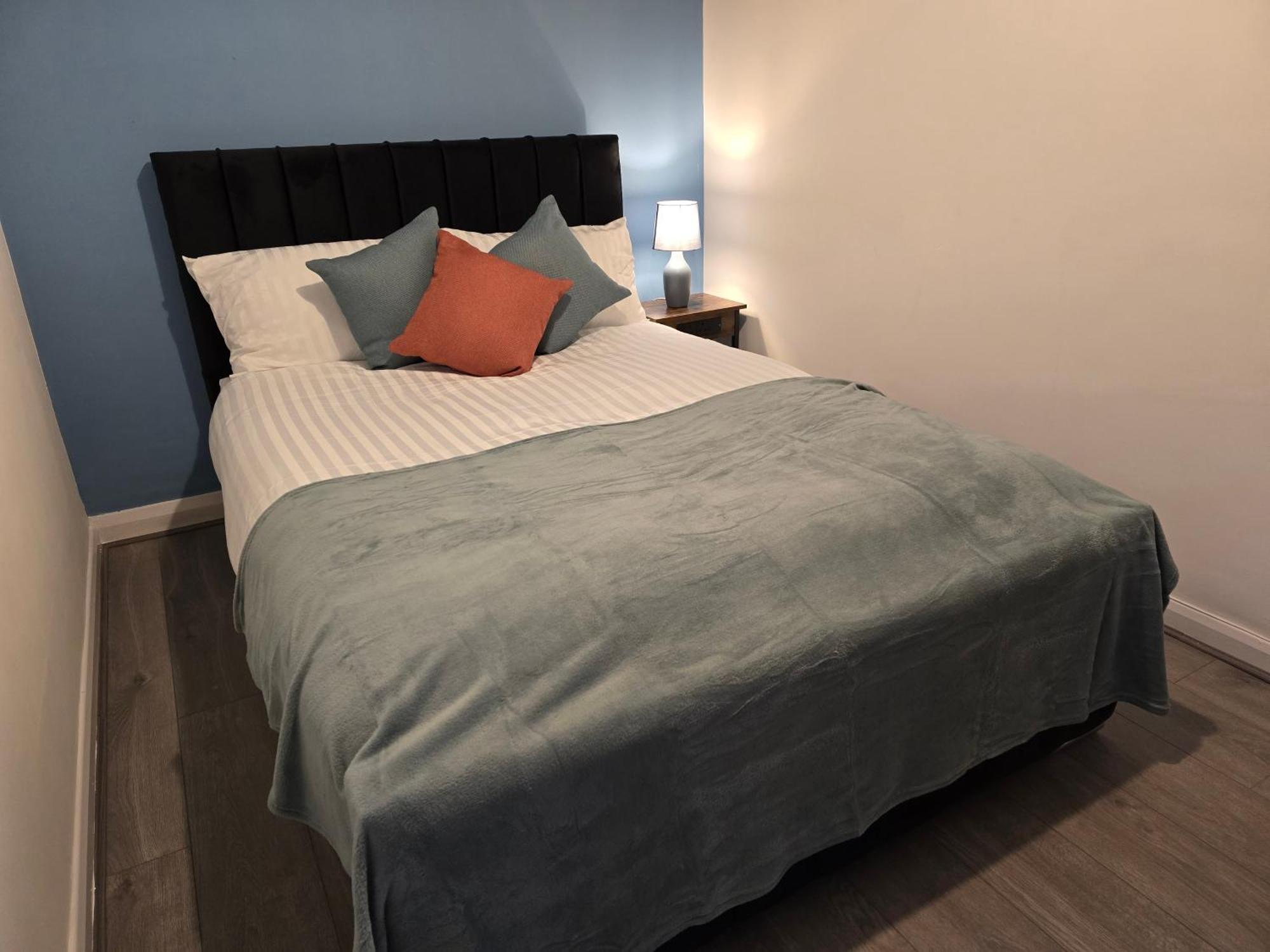 Contractors, Centre, 4 Double Rooms, 3 Showers-toilets, Sleeps 10, 4 Tvs Holiday home Coventry
