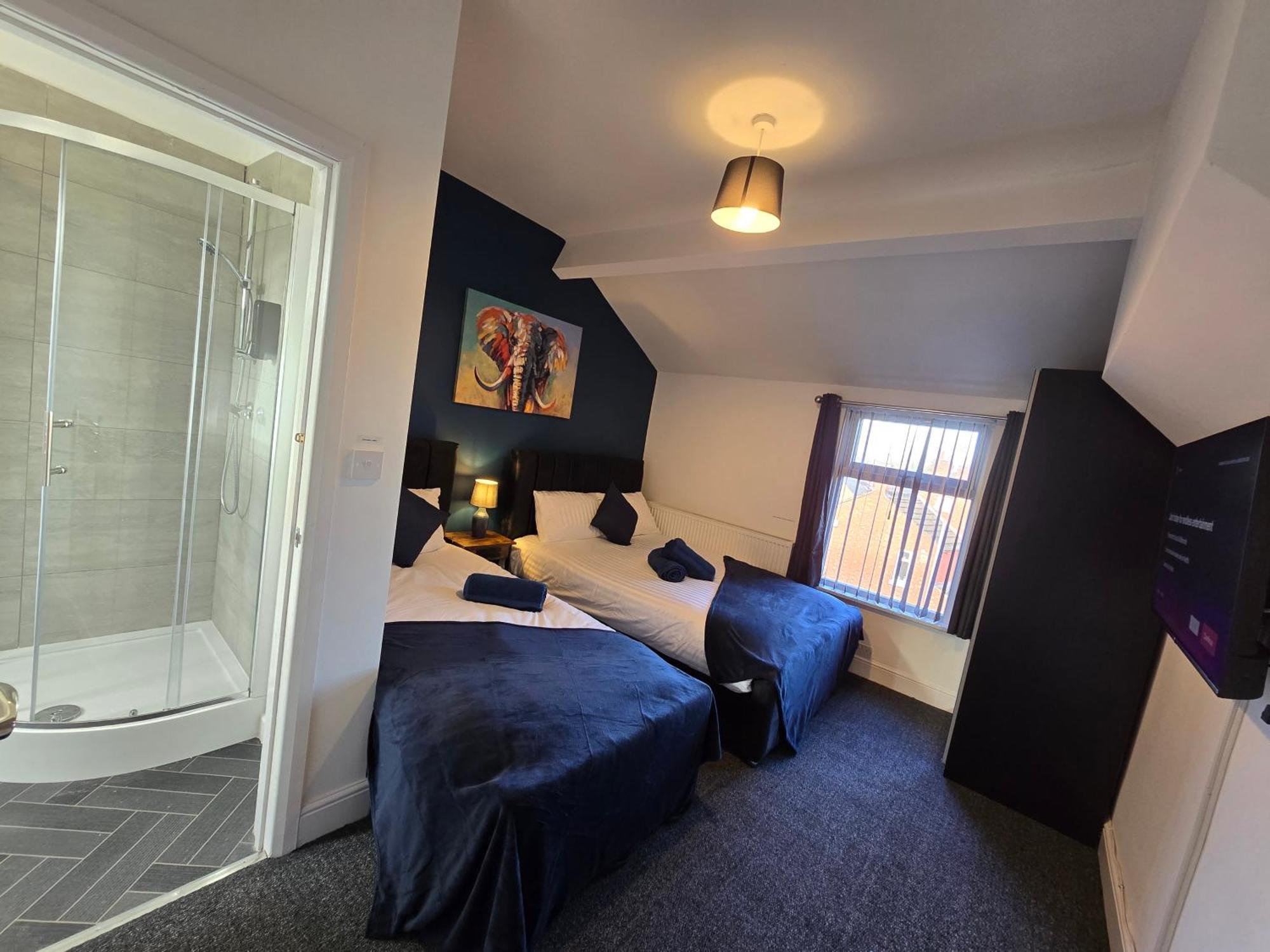 Contractors, Centre, 4 Double Rooms, 3 Showers-toilets, Sleeps 10, 4 Tvs Holiday home