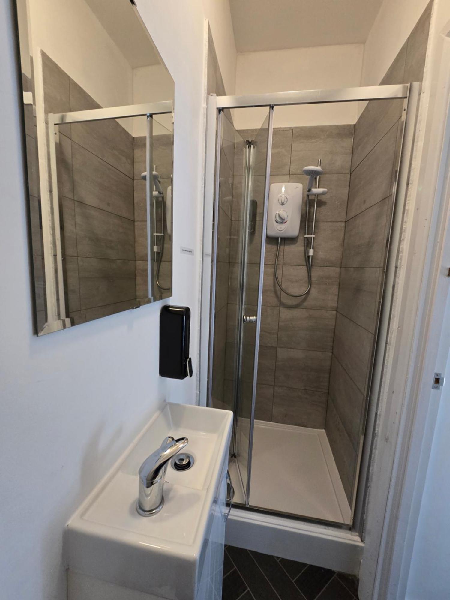 Contractors, Centre, 4 Double Rooms, 3 Showers-toilets, Sleeps 10, 4 Tvs