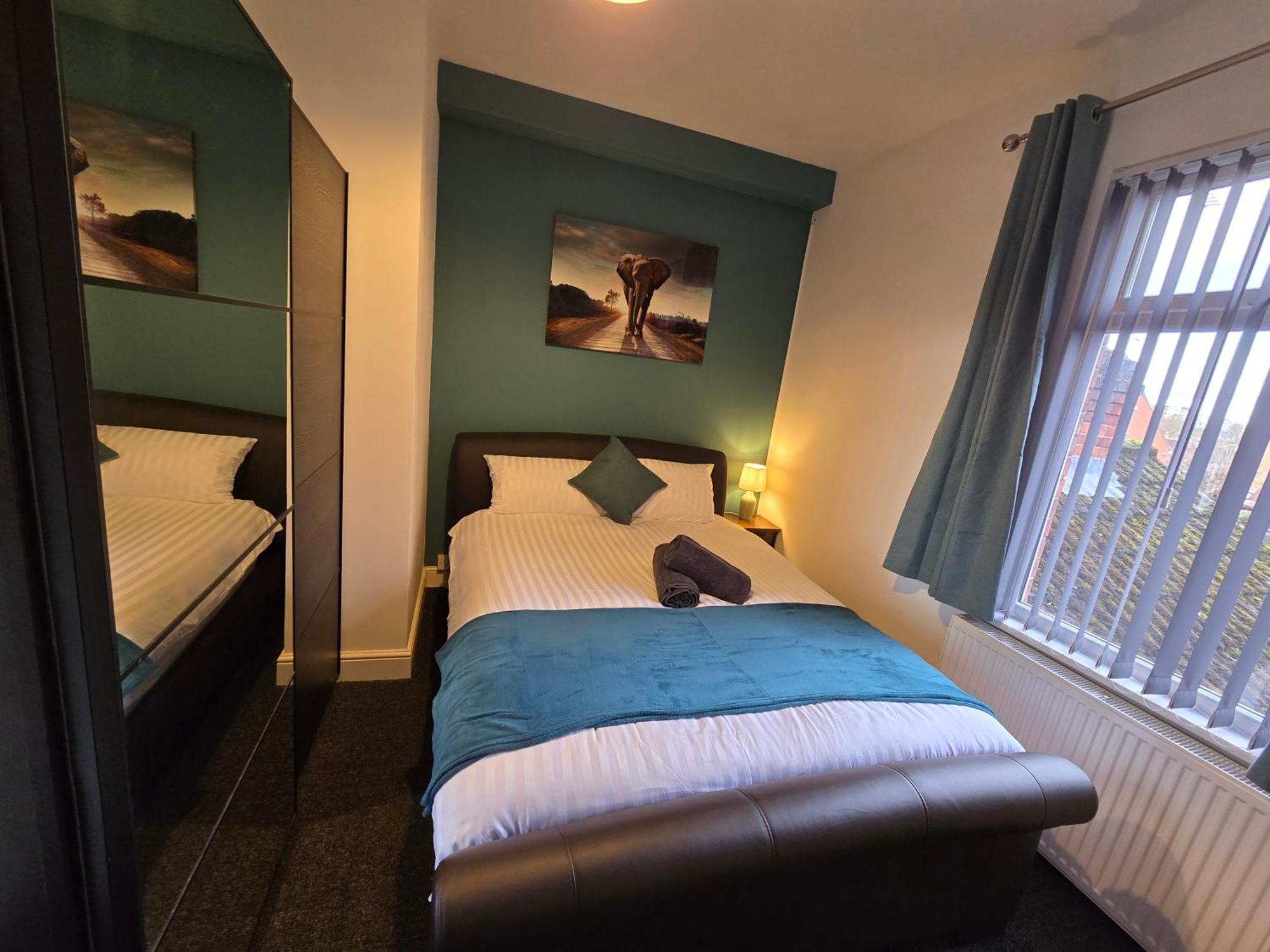 Holiday home Contractors, Centre, 4 Double Rooms, 3 Showers-toilets, Sleeps 10, 4 Tvs