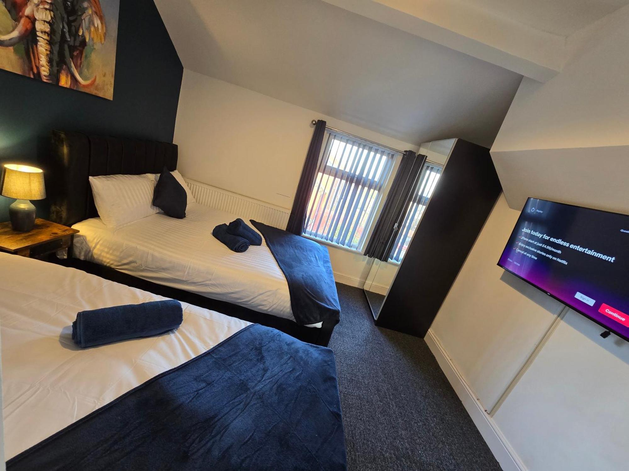Holiday home Contractors, Centre, 4 Double Rooms, 3 Showers-toilets, Sleeps 10, 4 Tvs Coventry