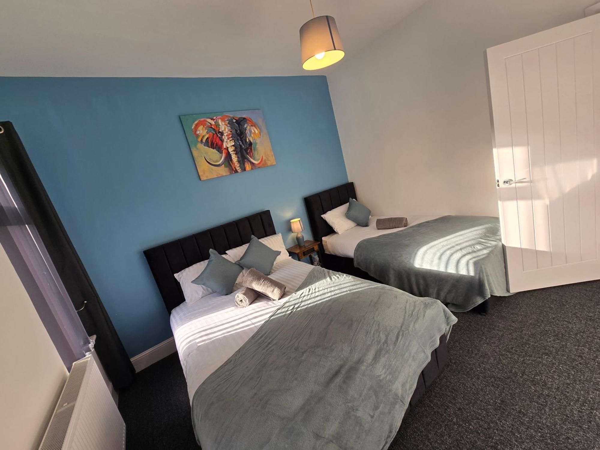Contractors, Centre, 4 Double Rooms, 3 Showers-toilets, Sleeps 10, 4 Tvs *