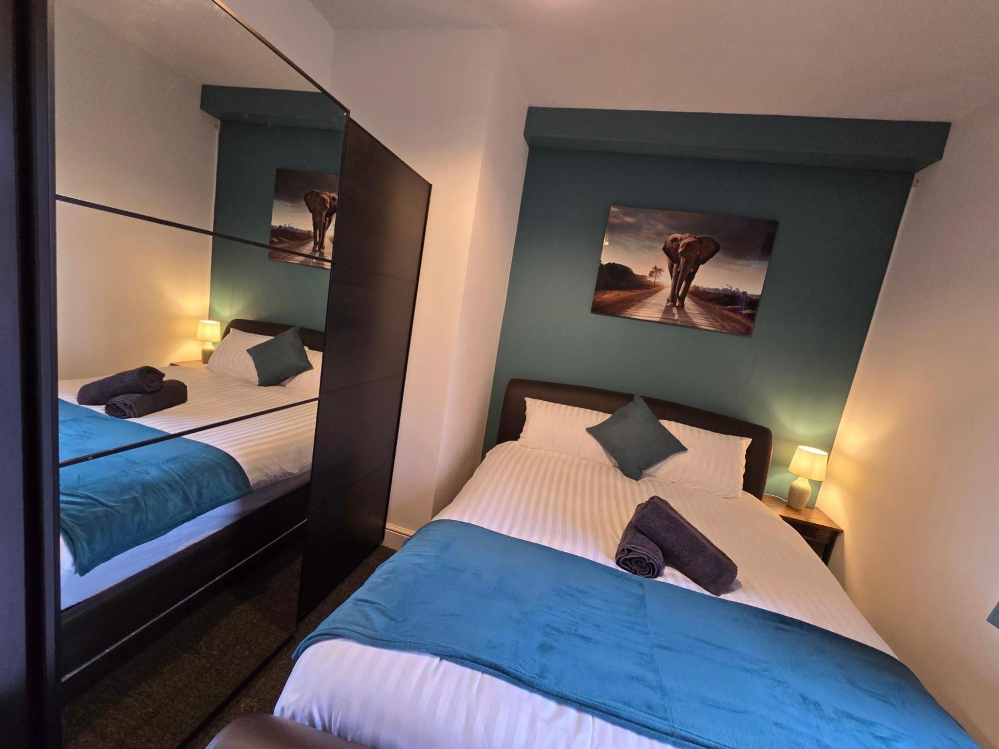 Contractors, Centre, 4 Double Rooms, 3 Showers-toilets, Sleeps 10, 4 Tvs * Coventry