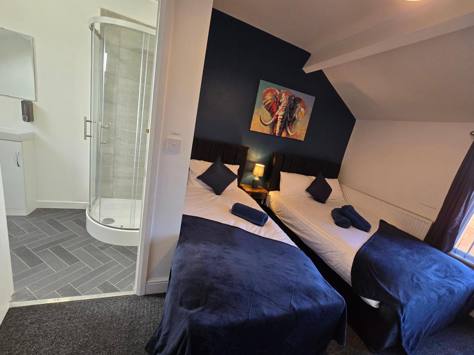 Contractors, Centre, 4 Double Rooms, 3 Showers-toilets, Sleeps 10, 4 Tvs