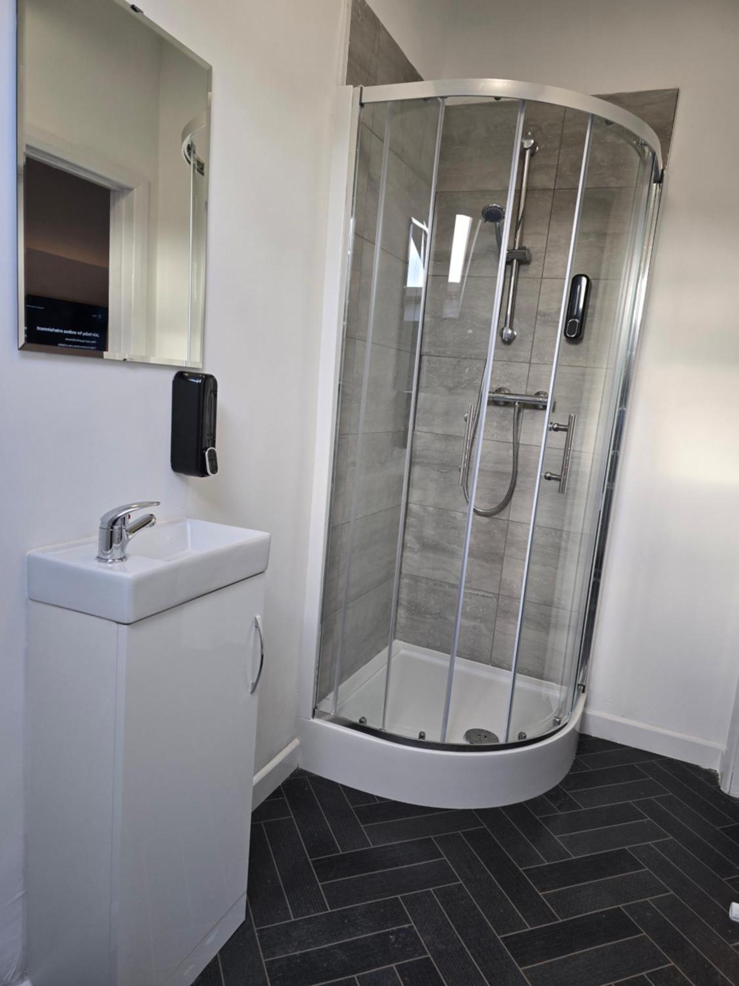 Holiday home Contractors, Centre, 4 Double Rooms, 3 Showers-toilets, Sleeps 10, 4 Tvs