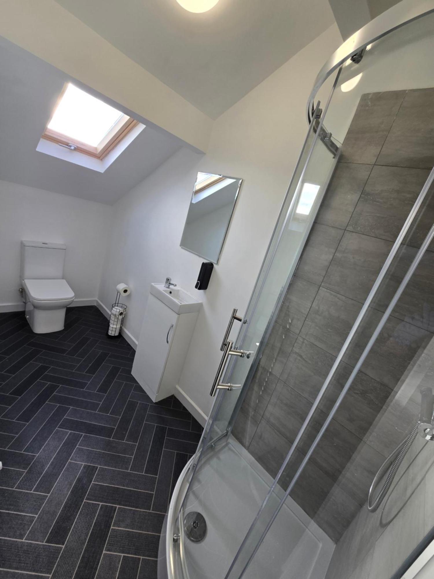 Contractors, Centre, 4 Double Rooms, 3 Showers-toilets, Sleeps 10, 4 Tvs Coventry