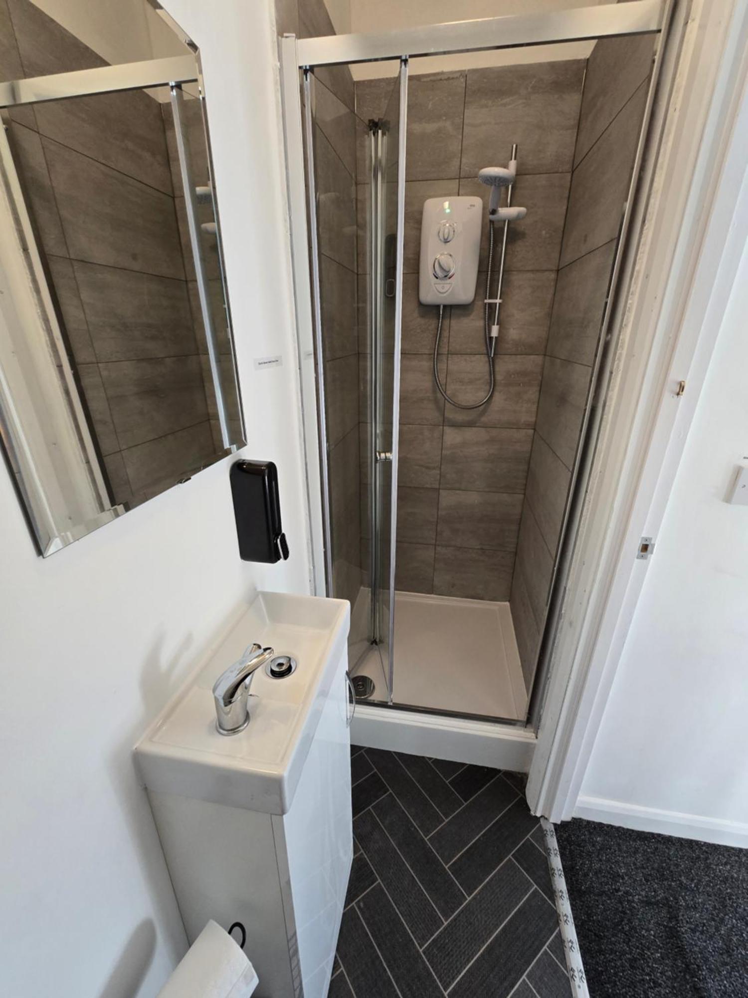 Contractors, Centre, 4 Double Rooms, 3 Showers-toilets, Sleeps 10, 4 Tvs Holiday home