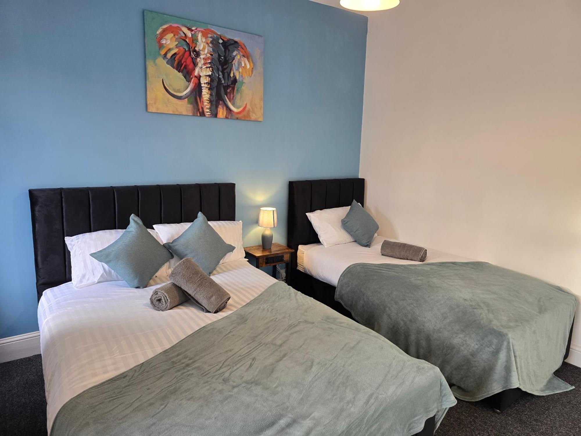 Holiday home Contractors, Centre, 4 Double Rooms, 3 Showers-toilets, Sleeps 10, 4 Tvs *