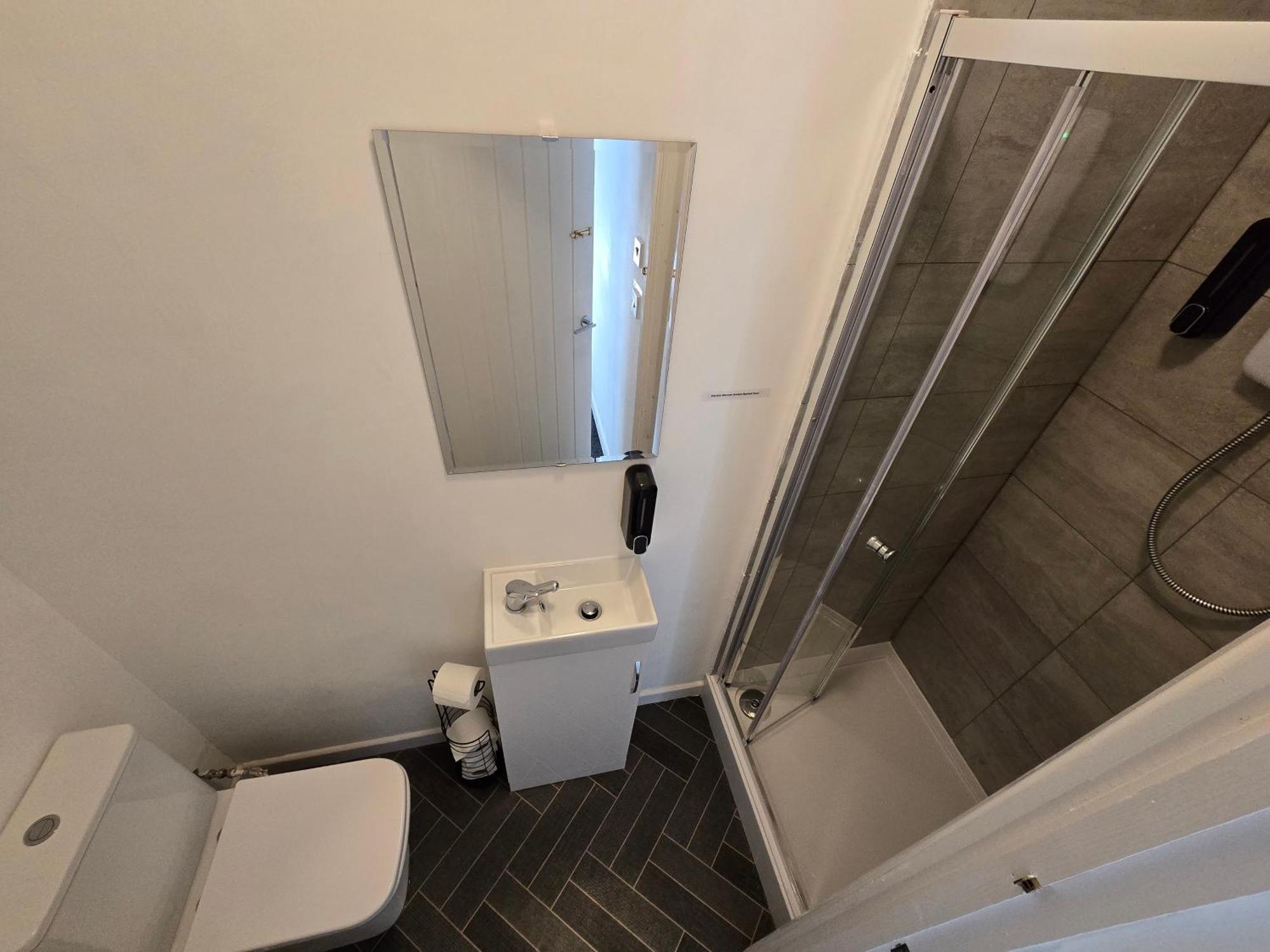 Holiday home Contractors, Centre, 4 Double Rooms, 3 Showers-toilets, Sleeps 10, 4 Tvs Coventry