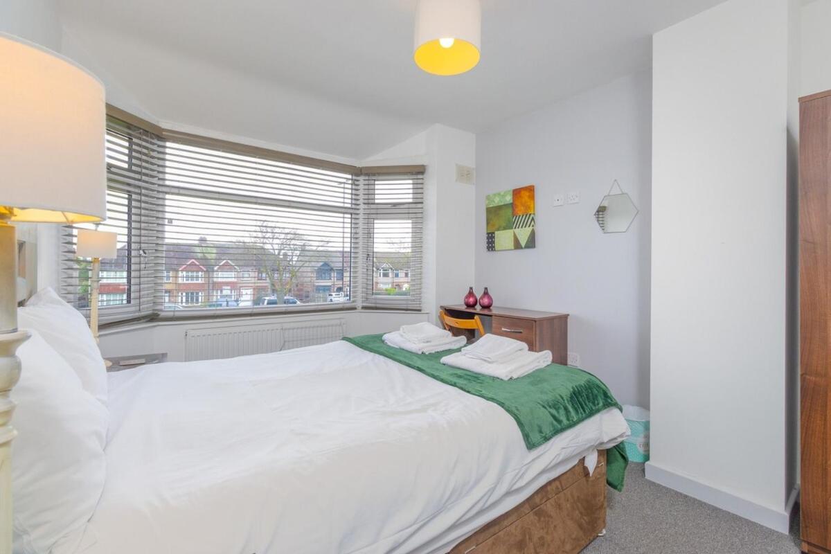 4br With Private Parking Holiday home Coventry