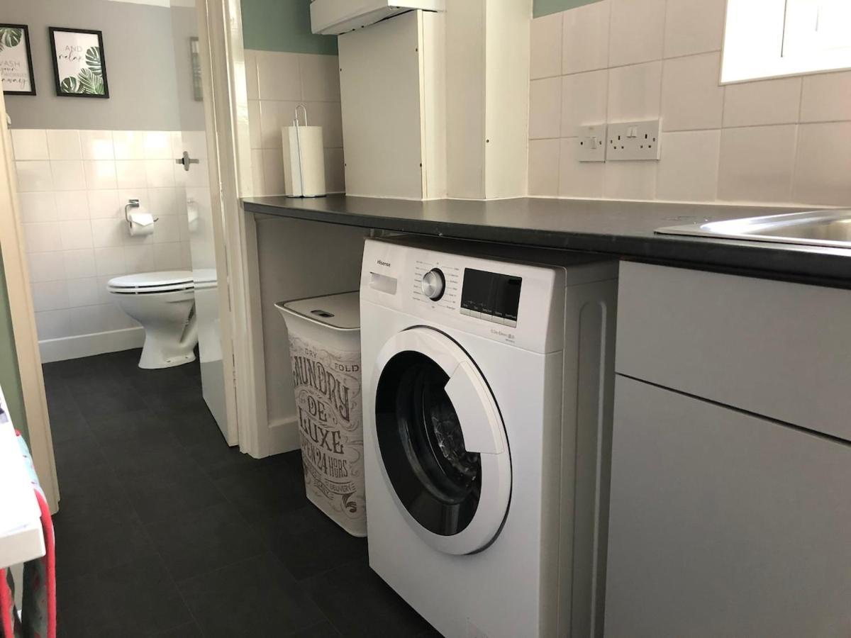 Holiday home Free Parking, Free Wifi, Centre, Contractor And Family Friendly