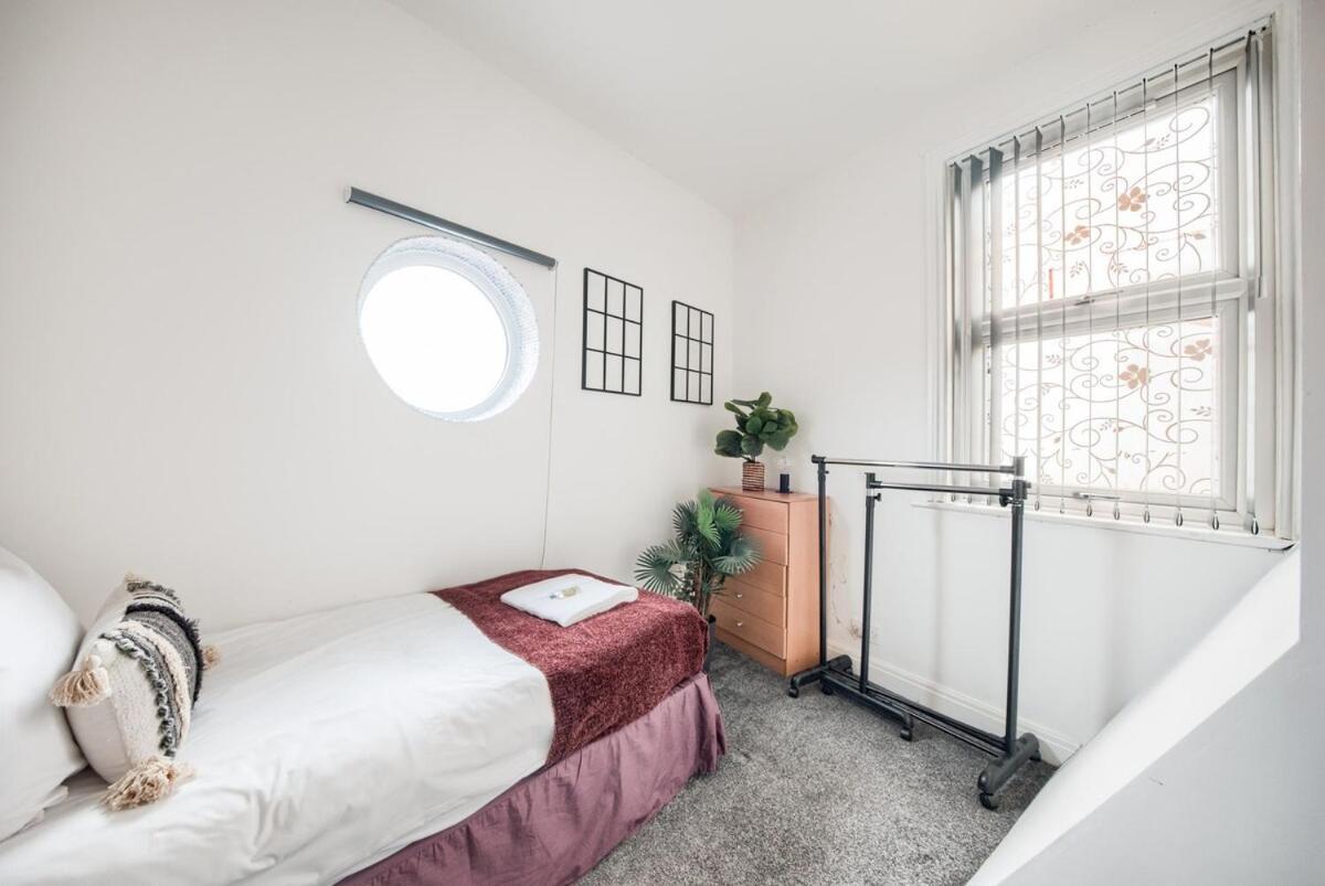 4 Bedroom House - - Wifi * Coventry