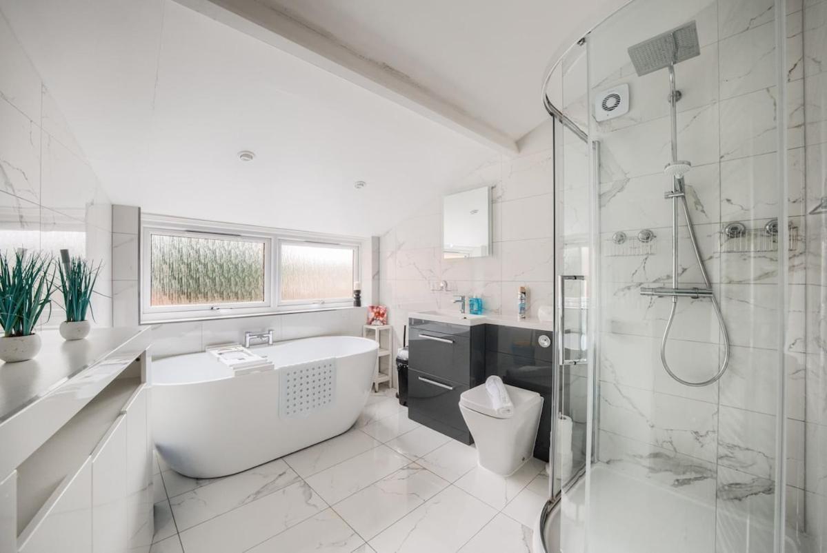 Apartment 4 Bedroom House - - Wifi Coventry