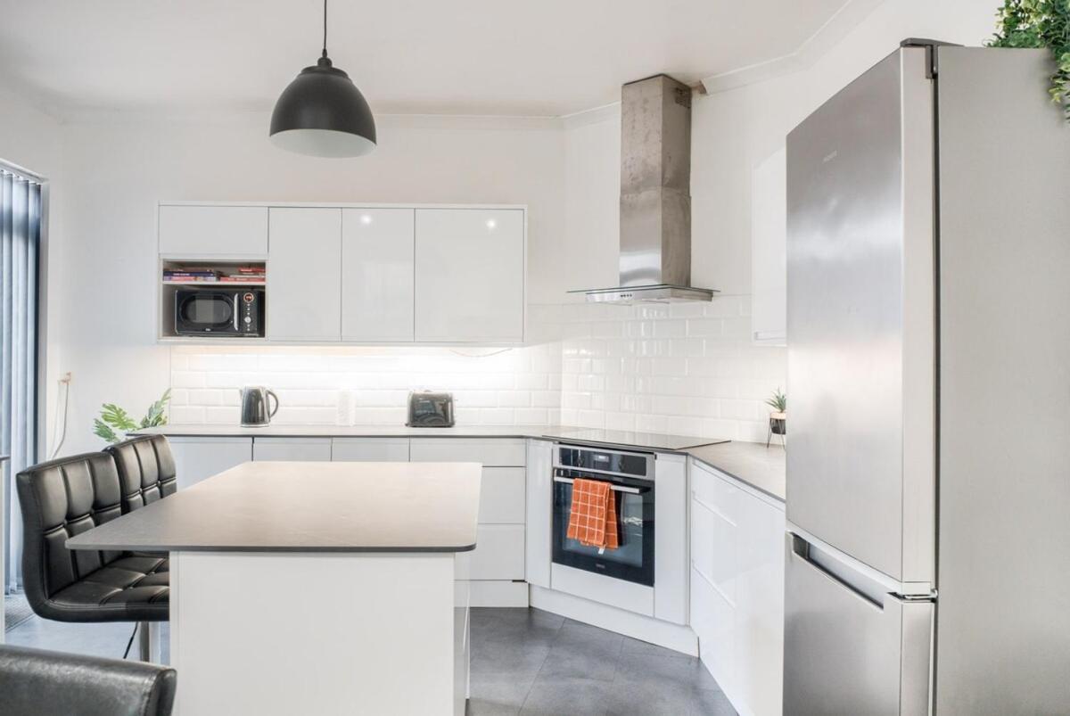 4 Bedroom House - - Wifi Apartment Coventry