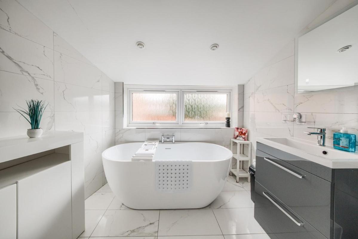 4 Bedroom House - - Wifi * Coventry
