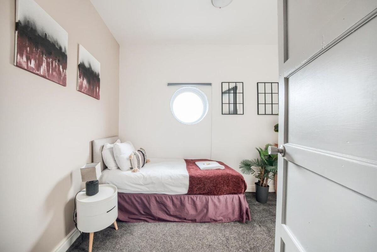 4 Bedroom House - - Wifi *