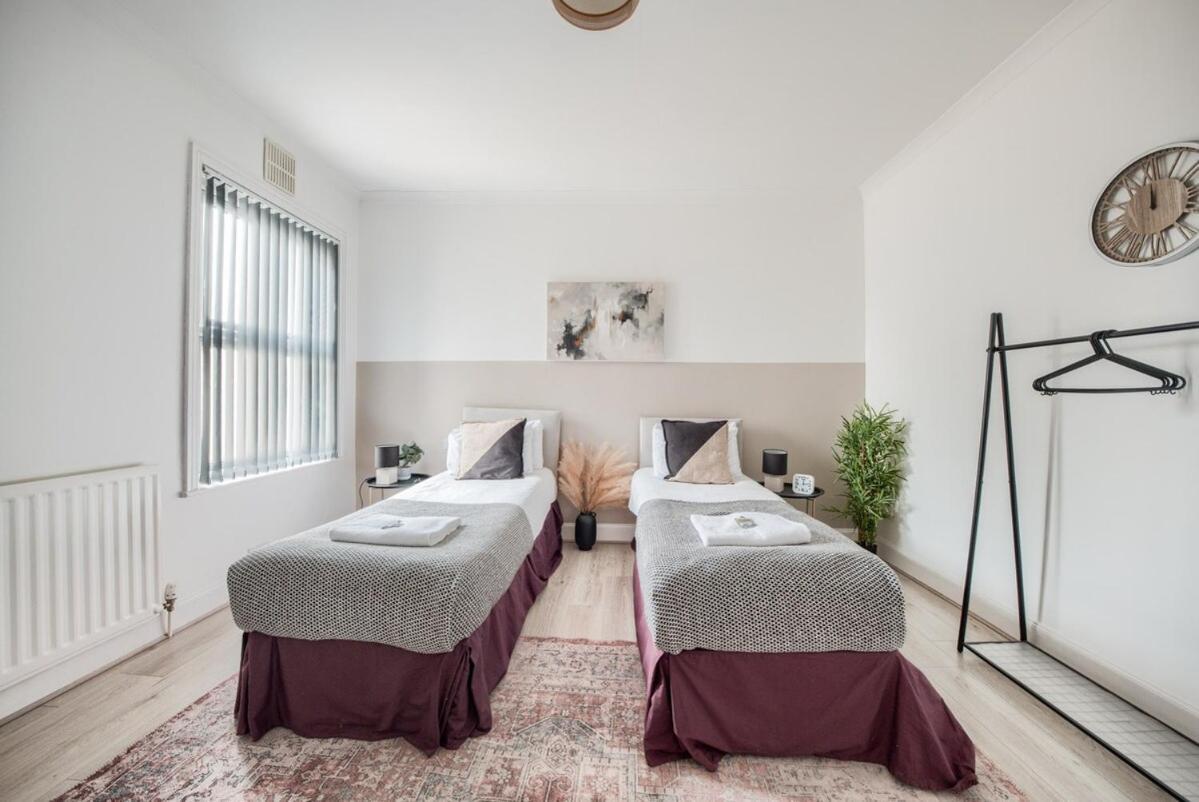 4 Bedroom House - - Wifi Apartment Coventry
