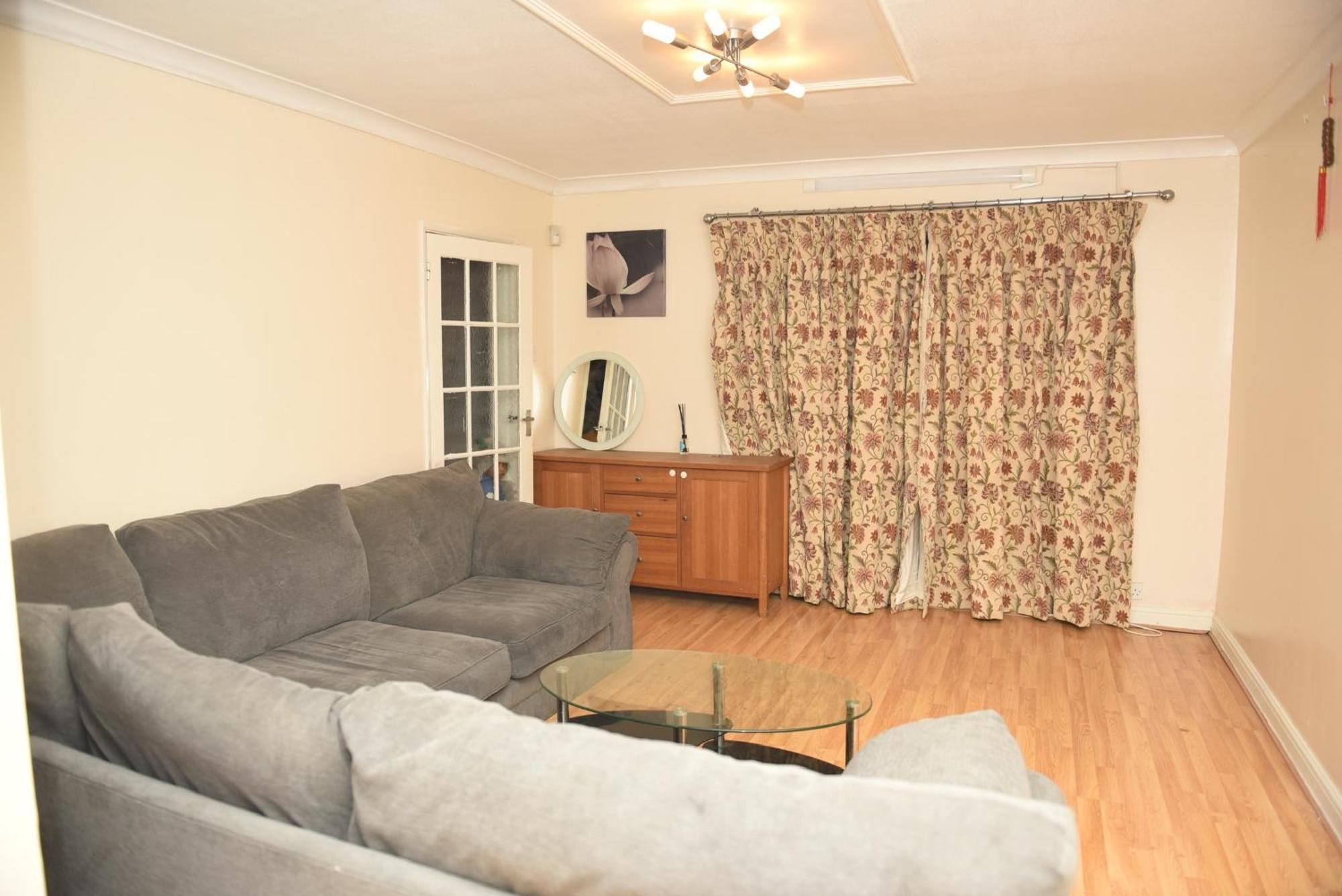 3 Bed Comfortable In City, Free Parking , Wifi, Kitchen,livingroom Holiday home Coventry