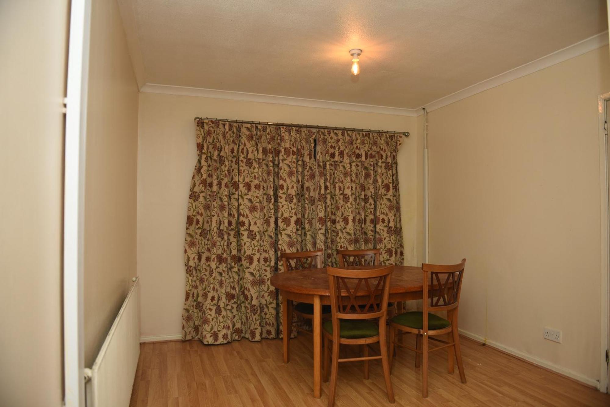 3 Bed Comfortable In City, Free Parking , Wifi, Kitchen,livingroom *