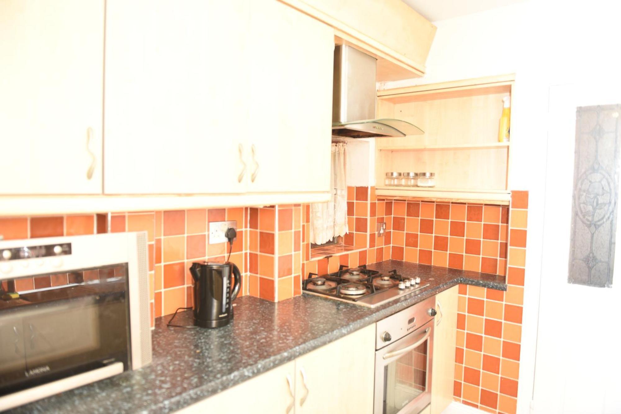 3 Bed Comfortable In City, Free Parking , Wifi, Kitchen,livingroom Holiday home *