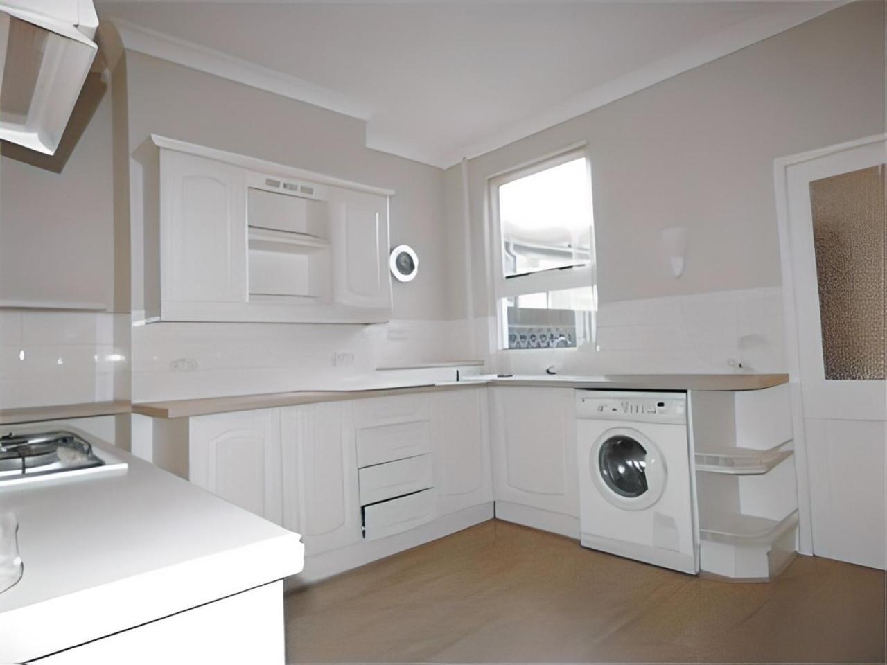 Holiday home Charming 2bed House In Cv2 Area *