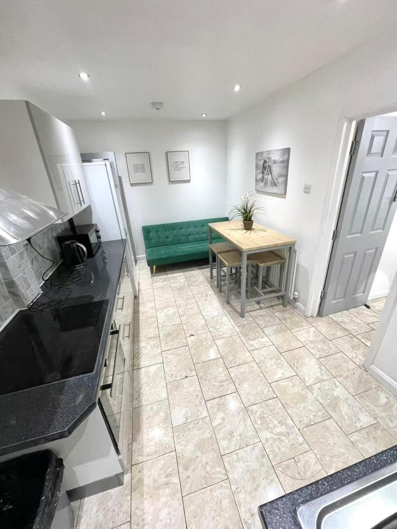 Holiday home 4 Ensuite Bedroom Entire House Sleeps 10 Driveway Parking Near Univesity And Center