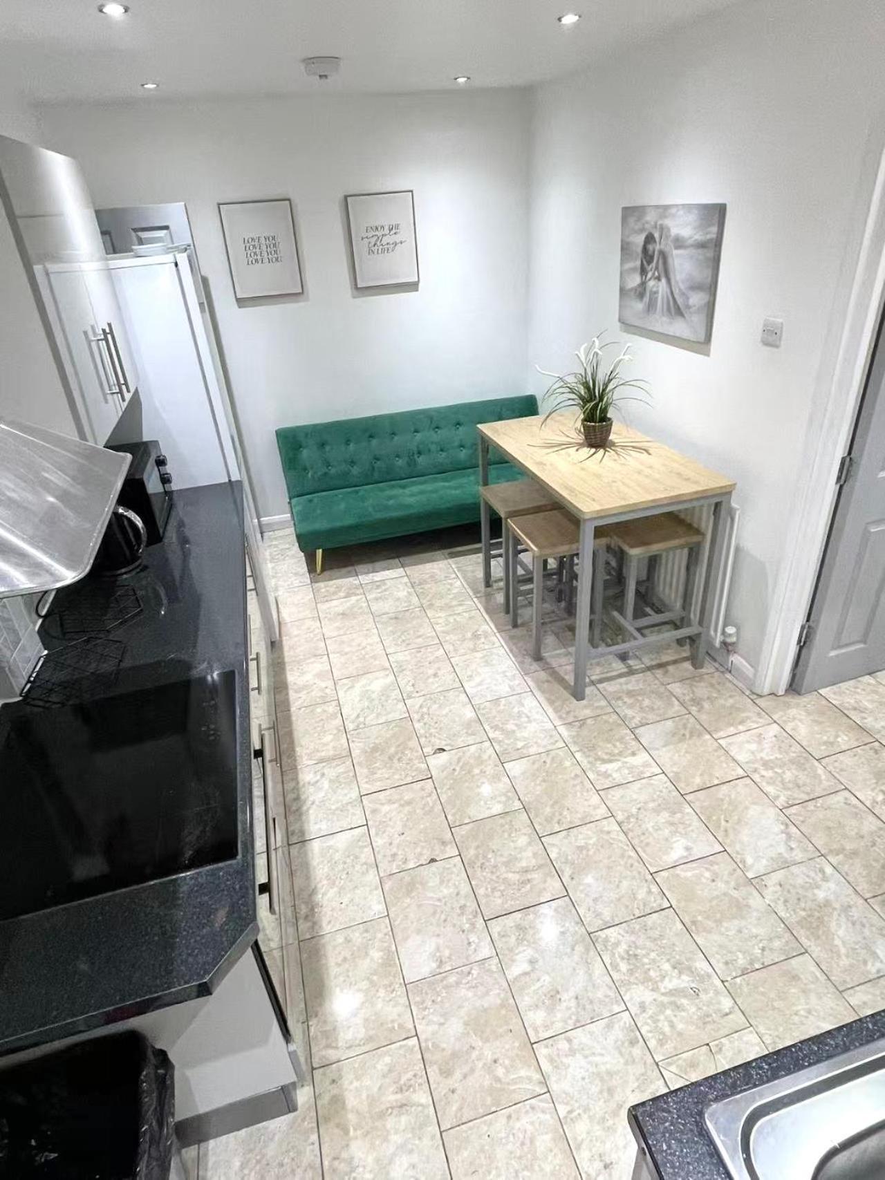 4 Ensuite Bedroom Entire House Sleeps 10 Driveway Parking Near Univesity And Center Holiday home *