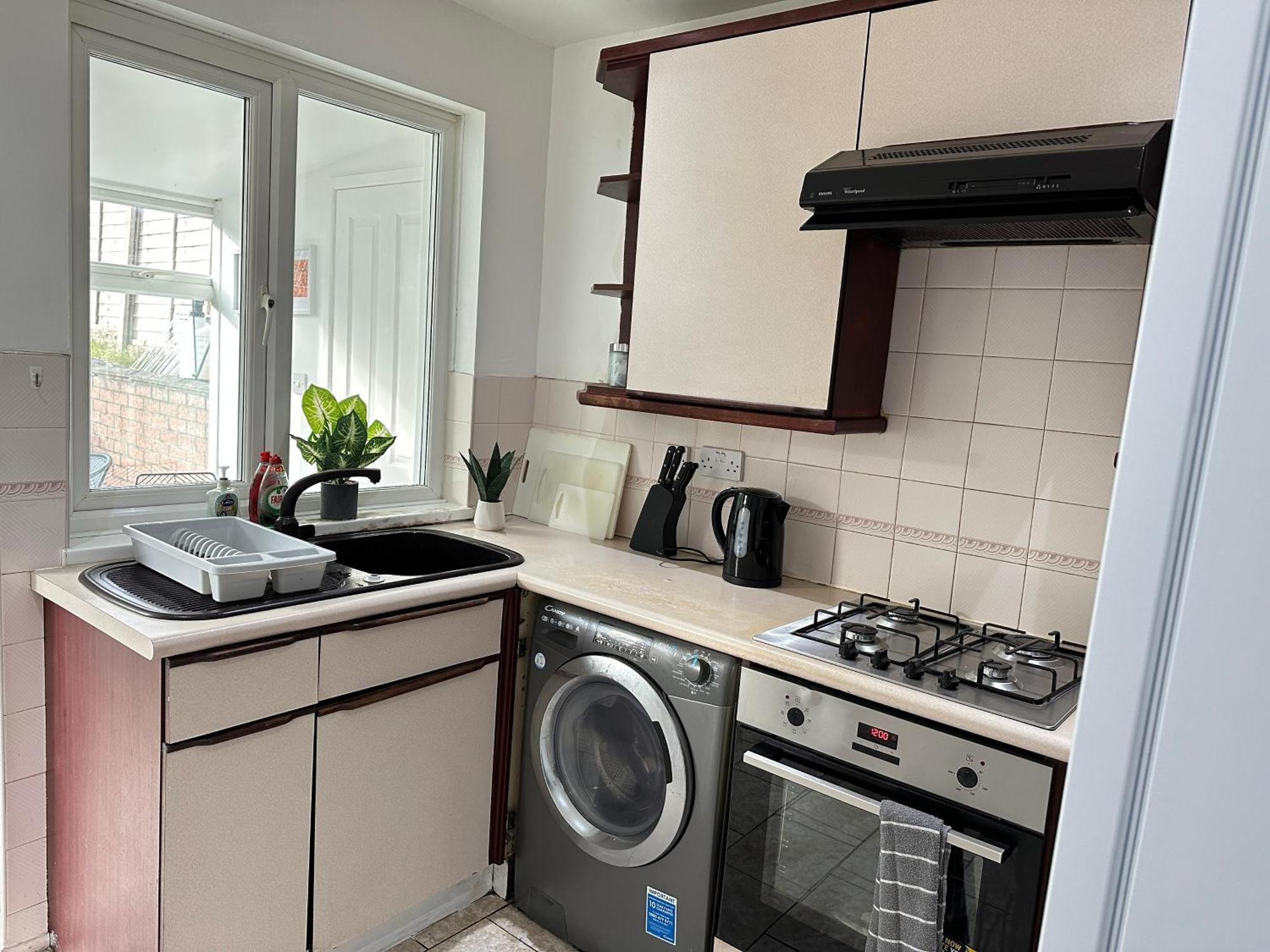 3 Bedroom Entire House Sleeps 8 Twin Beds Near Center Driveway Parking * Coventry