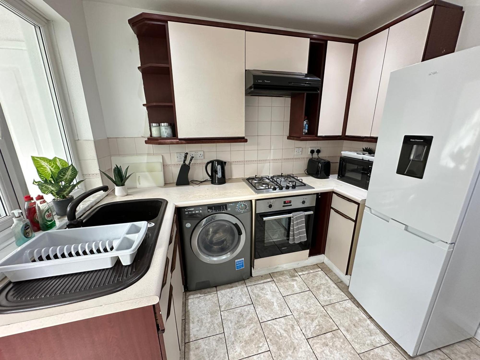 3 Bedroom Entire House Sleeps 8 Twin Beds Near Center Driveway Parking Holiday home *