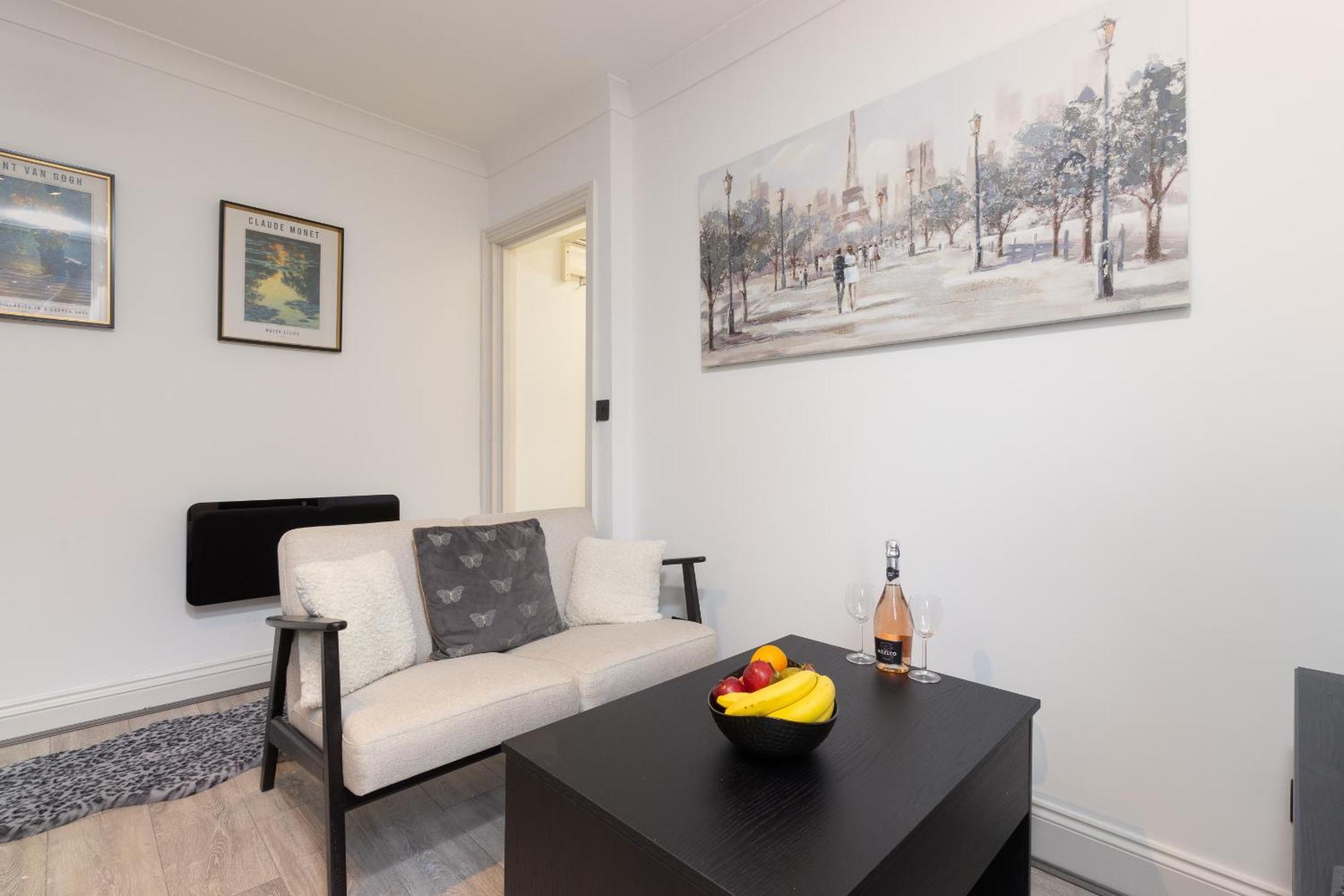 Apartment Cozy 1br Flat, Train Station, Free Parking, Wifi, Smart Tv *