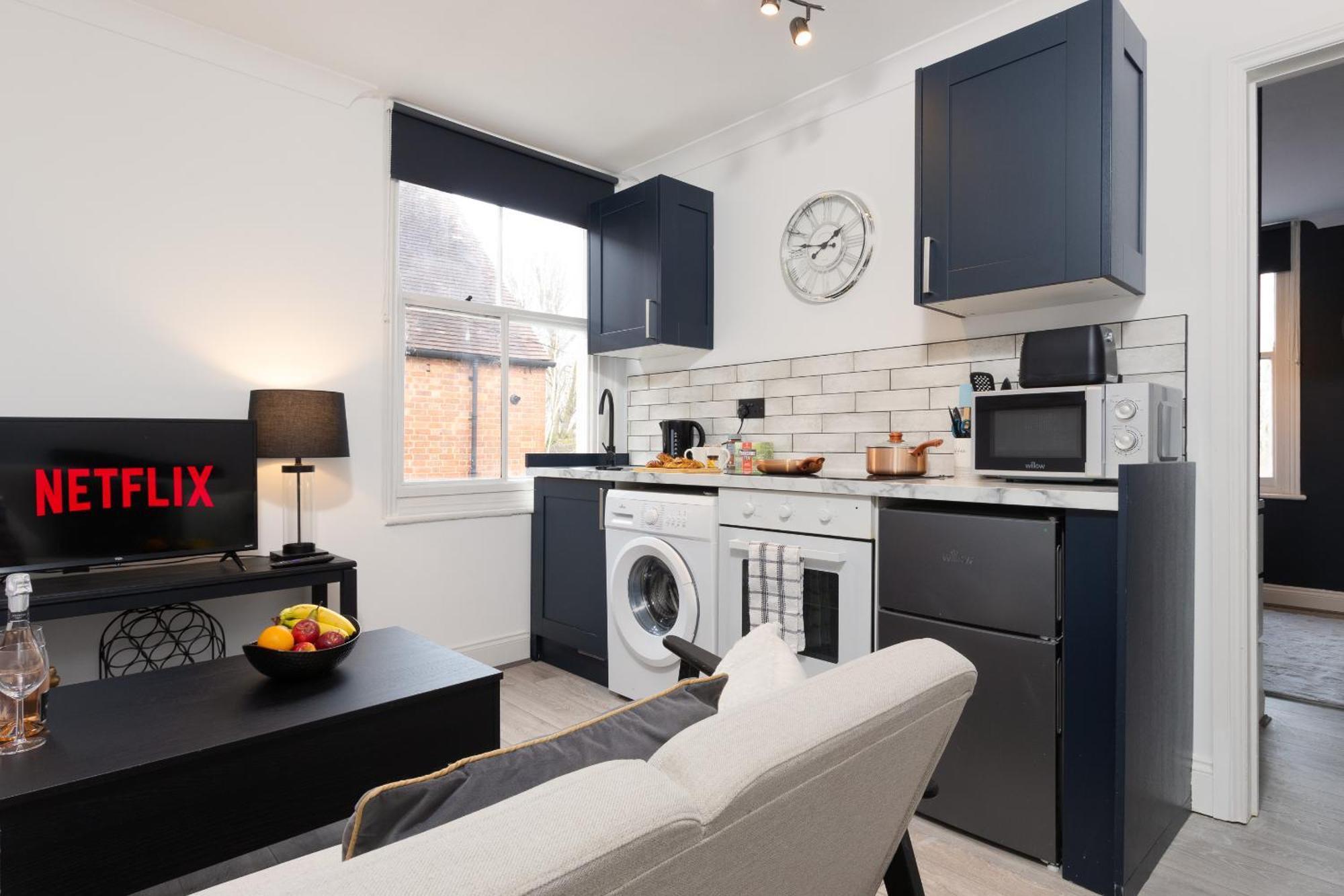 Cozy 1br Flat, Train Station, Free Parking, Wifi, Smart Tv Apartment *