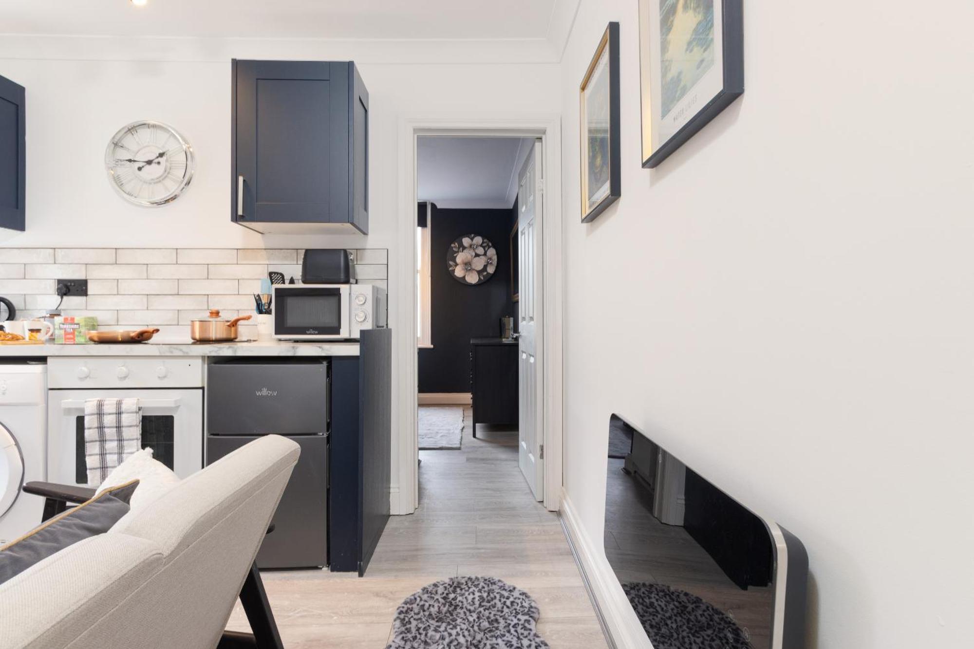 Apartment Cozy 1br Flat, Train Station, Free Parking, Wifi, Smart Tv *