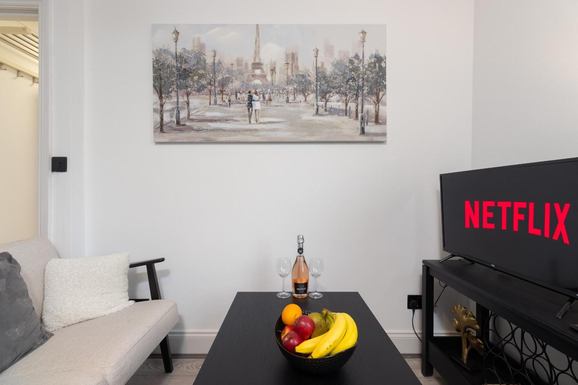 Apartment Cozy 1br Flat, Train Station, Free Parking, Wifi, Smart Tv