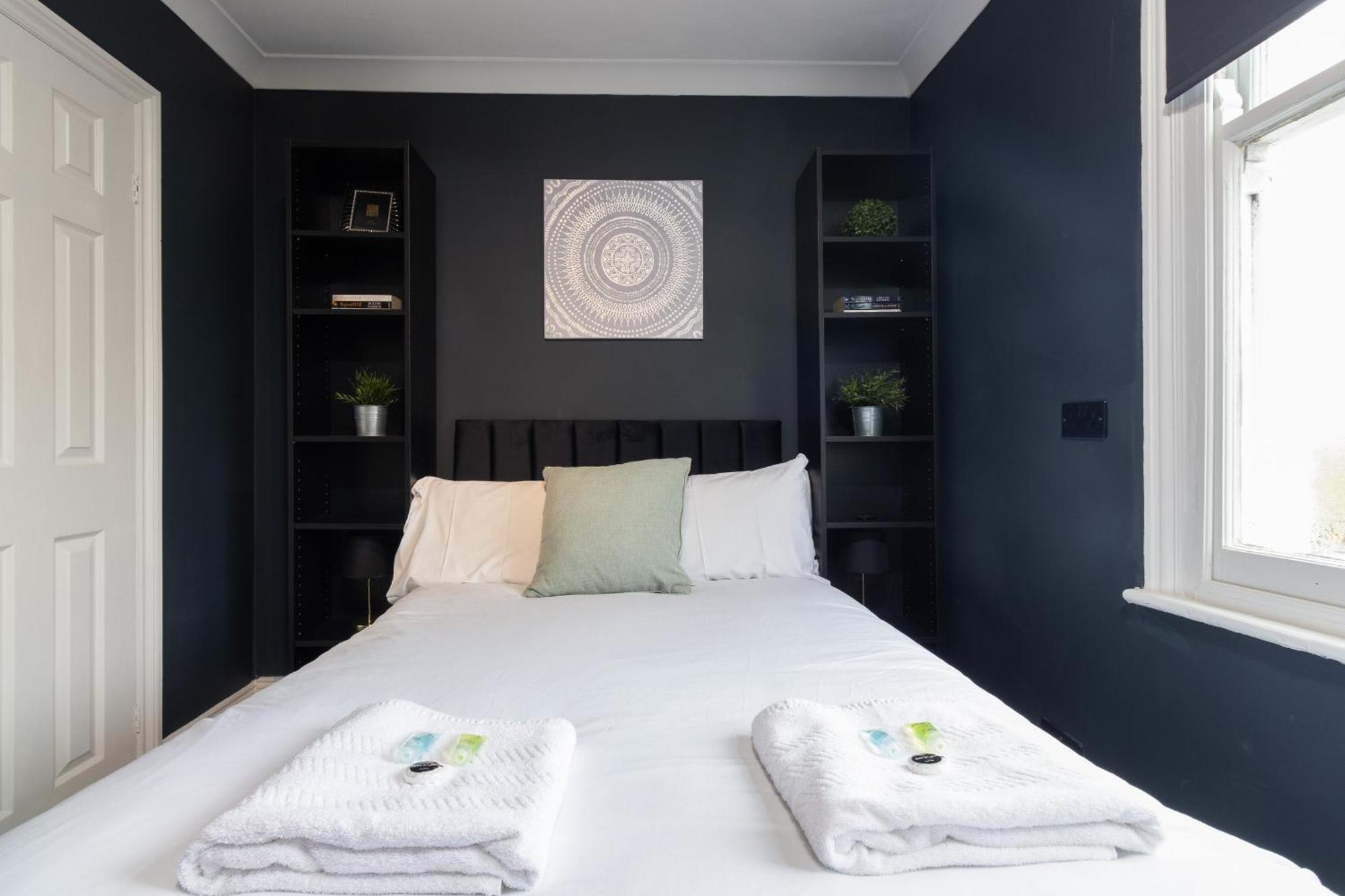 Cozy 1br Flat, Train Station, Free Parking, Wifi, Smart Tv *