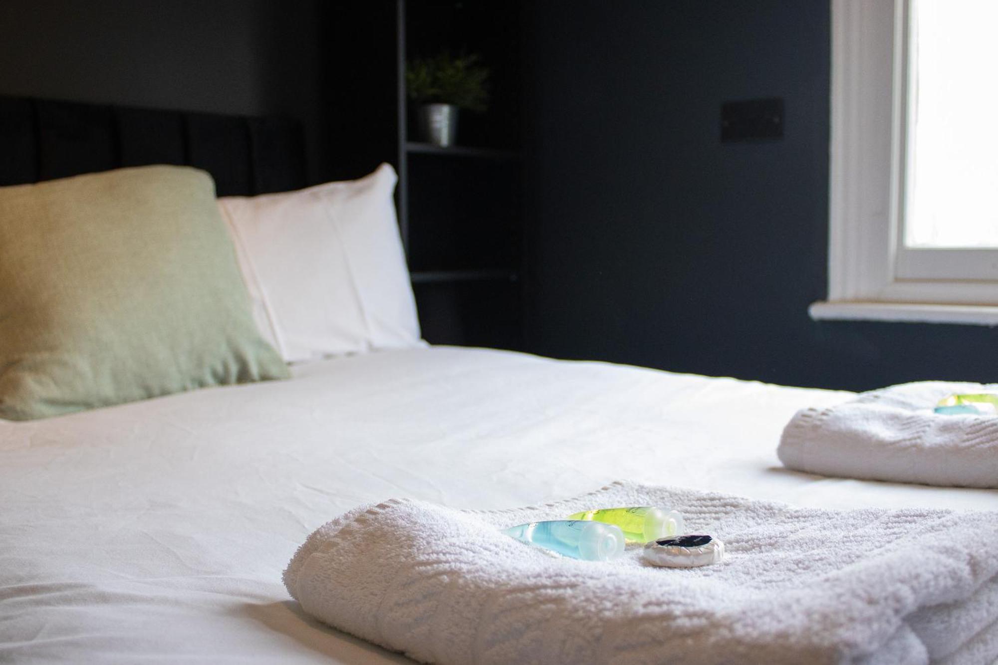 Cozy 1br Flat, Train Station, Free Parking, Wifi, Smart Tv *
