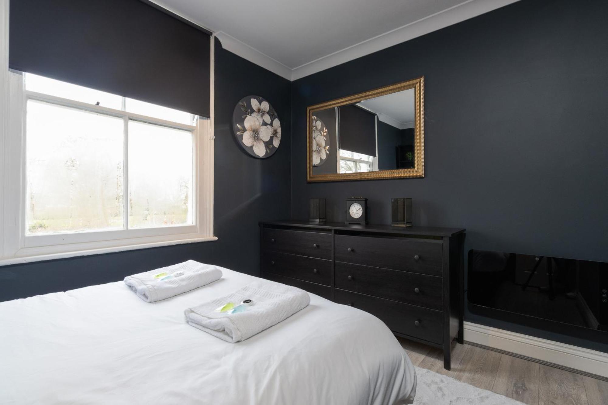 Cozy 1br Flat, Train Station, Free Parking, Wifi, Smart Tv *