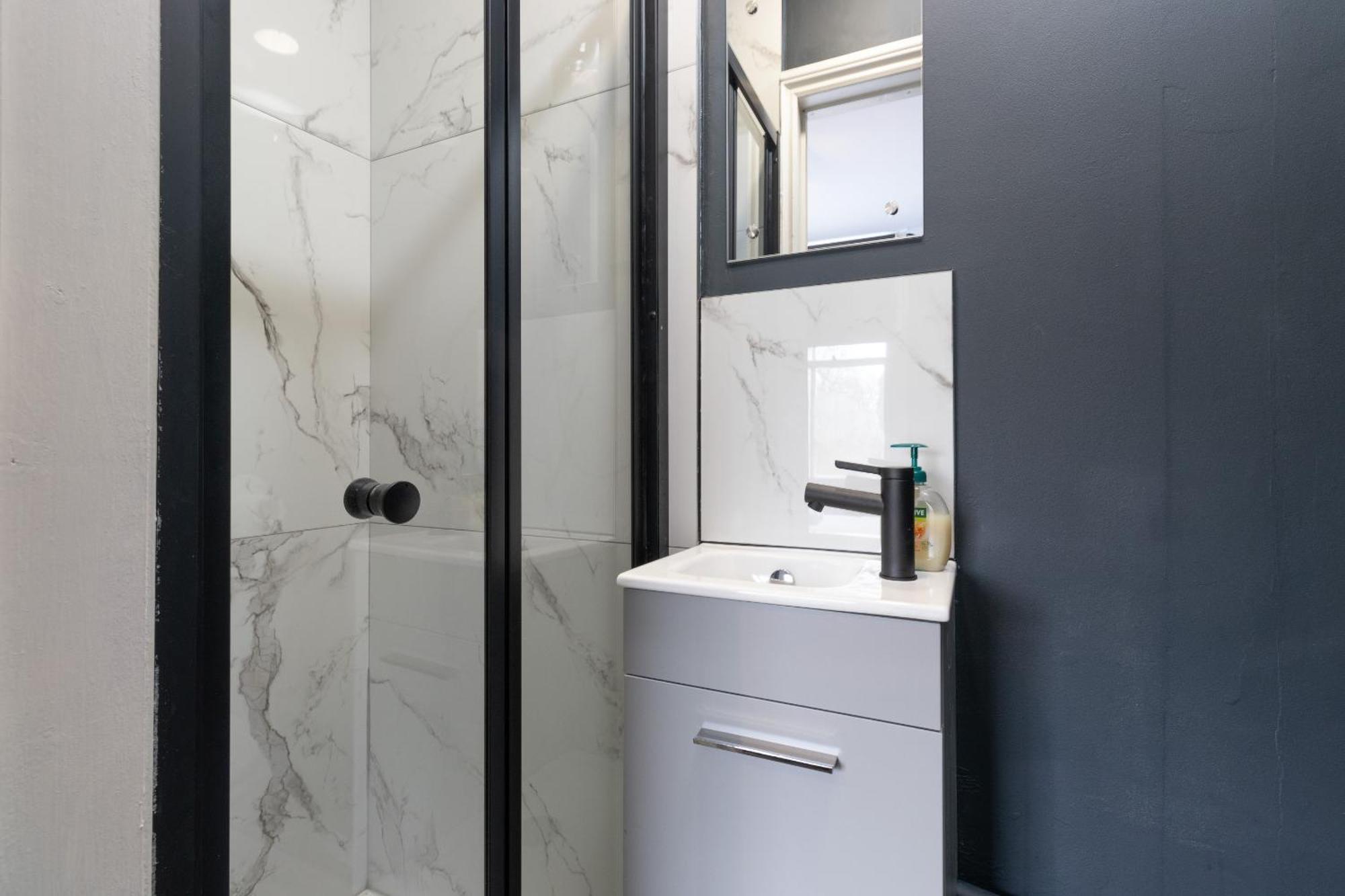 Cozy 1br Flat, Train Station, Free Parking, Wifi, Smart Tv Apartment