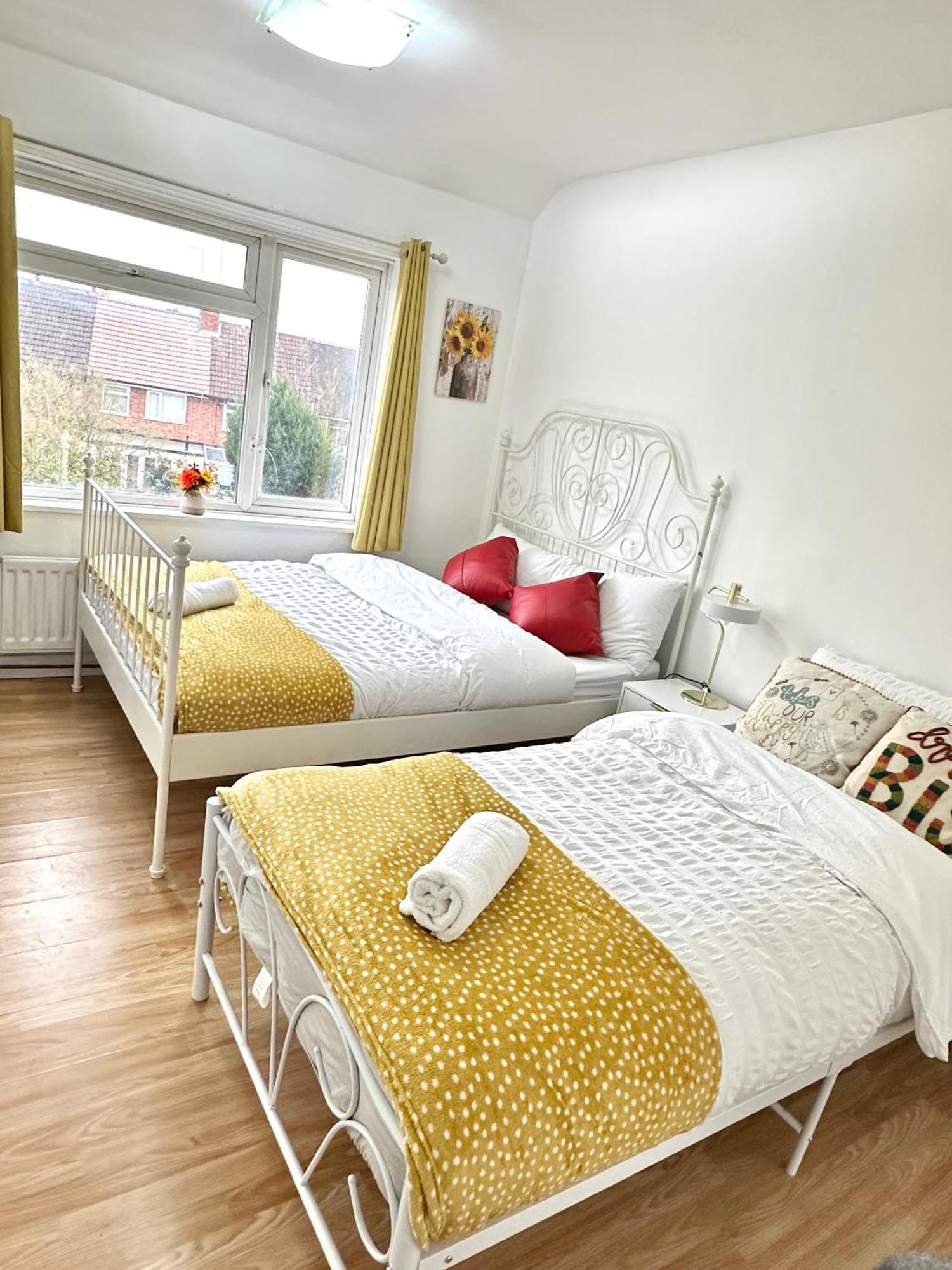 Holiday home 4 Ensuite Bedroom Entire House Sleeps 10 Driveway Parking Near Univesity And Center Coventry